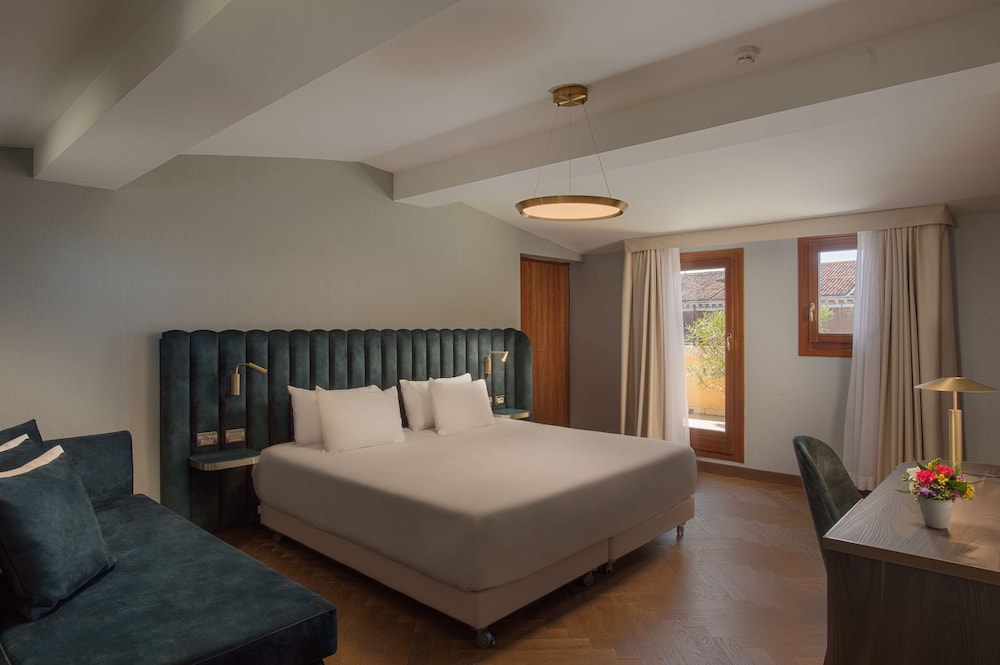 Habitación superior (View) del hotel NH Venezia Santa Lucia. Foto 5