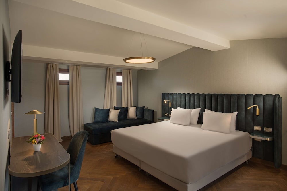 Habitación superior (View) del hotel NH Venezia Santa Lucia. Foto 6