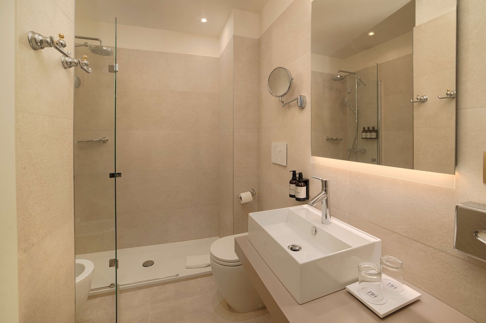 Habitación superior (View) del hotel NH Venezia Santa Lucia. Foto 10