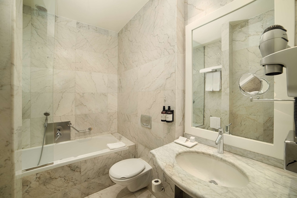 Habitación doble Superior Normal del hotel NH Venezia Santa Lucia. Foto 5