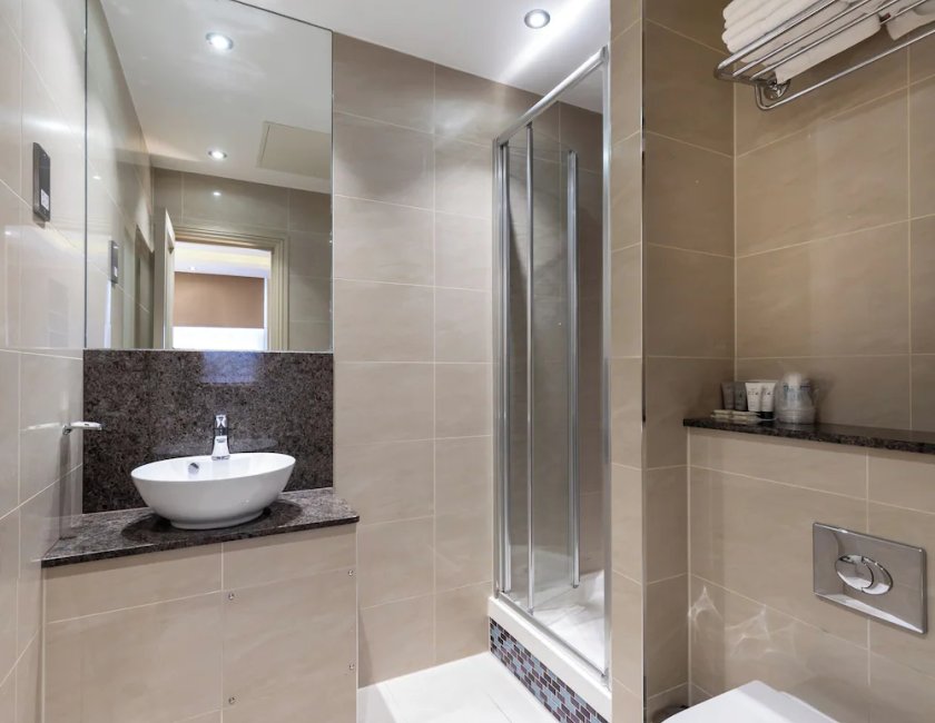 Habitación Triple Estándar del hotel Sidney London Victoria. Foto 3
