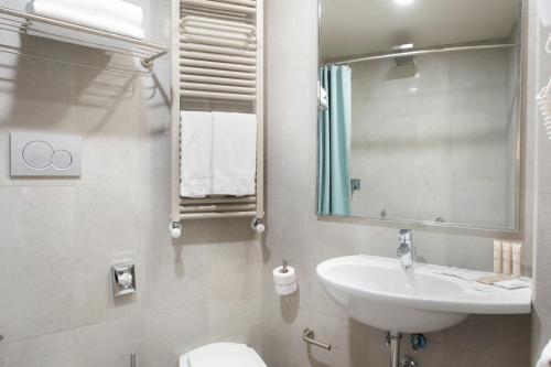 Habitación Doble Deluxe del hotel Grifone Firenze. Foto 3