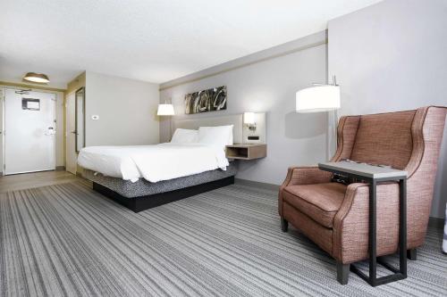 Habitación con cama extragrande y bañera - Adaptada para personas con discapacidad auditiva del hotel Hilton Garden Inn Saratoga Springs. Foto 9