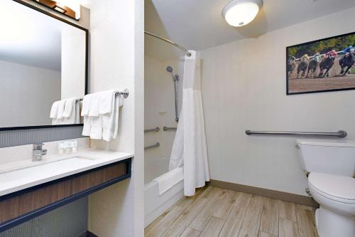 Habitación con cama extragrande y bañera - Adaptada para personas con discapacidad auditiva del hotel Hilton Garden Inn Saratoga Springs. Foto 10