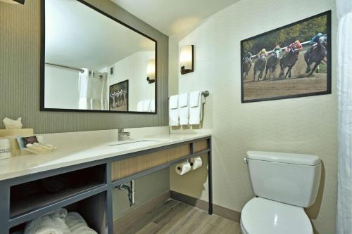 Habitación Queen con dos camas Queen del hotel Hilton Garden Inn Saratoga Springs. Foto 7