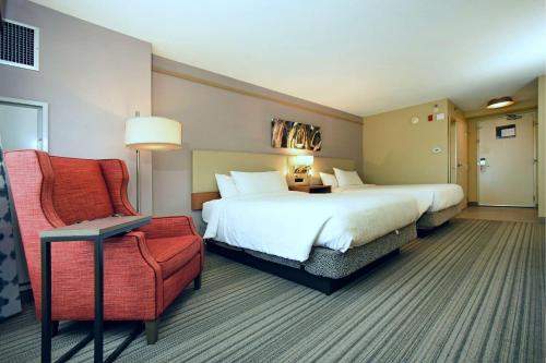 Habitación Queen con dos camas Queen del hotel Hilton Garden Inn Saratoga Springs. Foto 8
