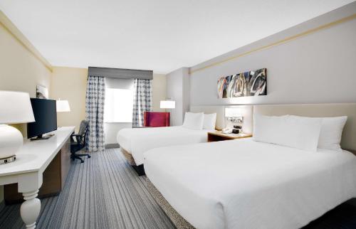 Habitación Queen con dos camas Queen del hotel Hilton Garden Inn Saratoga Springs. Foto 10
