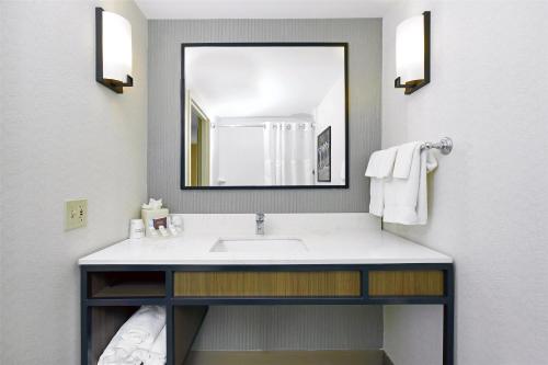 Habitación Queen con dos camas Queen del hotel Hilton Garden Inn Saratoga Springs. Foto 12