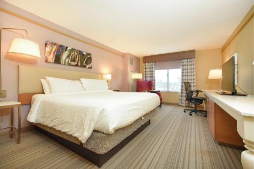 Habitación con cama extragrande del hotel Hilton Garden Inn Saratoga Springs. Foto 4