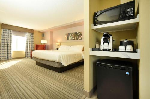 Habitación con cama extragrande del hotel Hilton Garden Inn Saratoga Springs. Foto 5