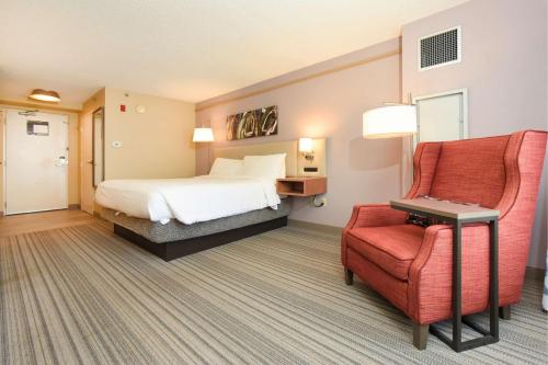 Habitación con cama extragrande del hotel Hilton Garden Inn Saratoga Springs. Foto 7