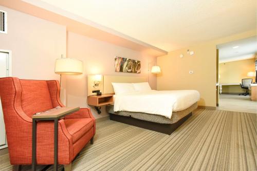 Habitación Deluxe en esquina con cama king del hotel Hilton Garden Inn Saratoga Springs. Foto 3