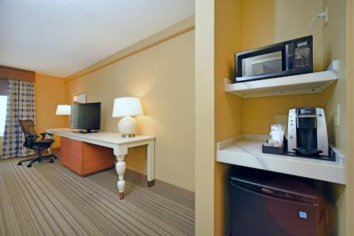 Habitación Deluxe en esquina con cama king del hotel Hilton Garden Inn Saratoga Springs. Foto 8