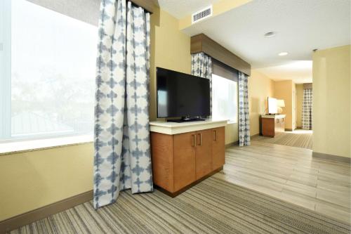 Suite Junior King con sofá cama - No fumadores del hotel Hilton Garden Inn Saratoga Springs. Foto 5
