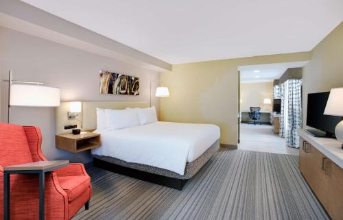 Suite Junior King con sofá cama - No fumadores del hotel Hilton Garden Inn Saratoga Springs. Foto 9