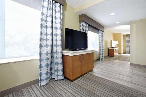 Suite Junior King con sofá cama - No fumadores del hotel Hilton Garden Inn Saratoga Springs. Foto 11