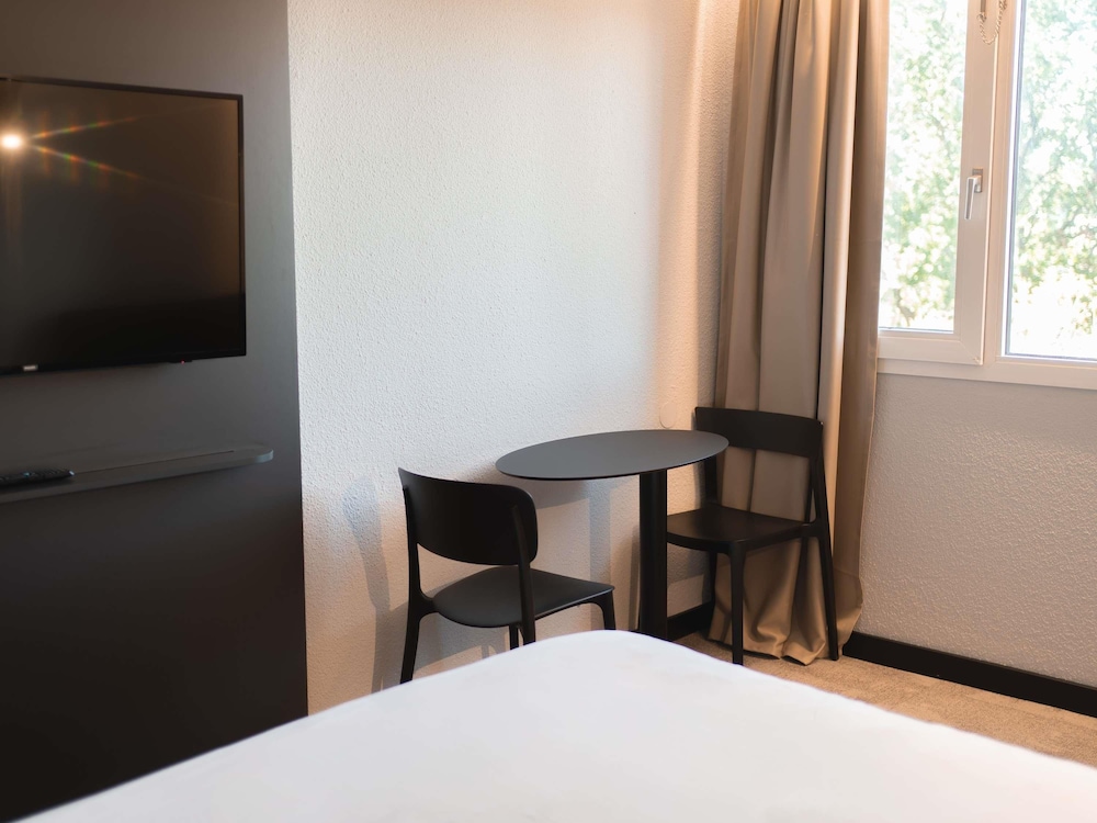 Habitación Estándar con cama doble y sofá del hotel Ibis Beziers East Mediterranee. Foto 4