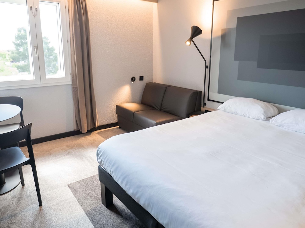 Habitación Estándar con cama doble y sofá del hotel Ibis Beziers East Mediterranee. Foto 5