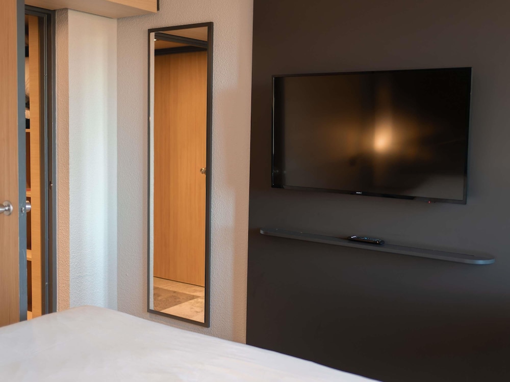 Habitación Estándar con cama doble y sofá del hotel Ibis Beziers East Mediterranee. Foto 8