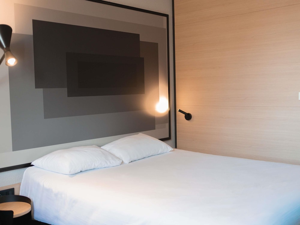 Habitación Estándar con cama doble y sofá del hotel Ibis Beziers East Mediterranee