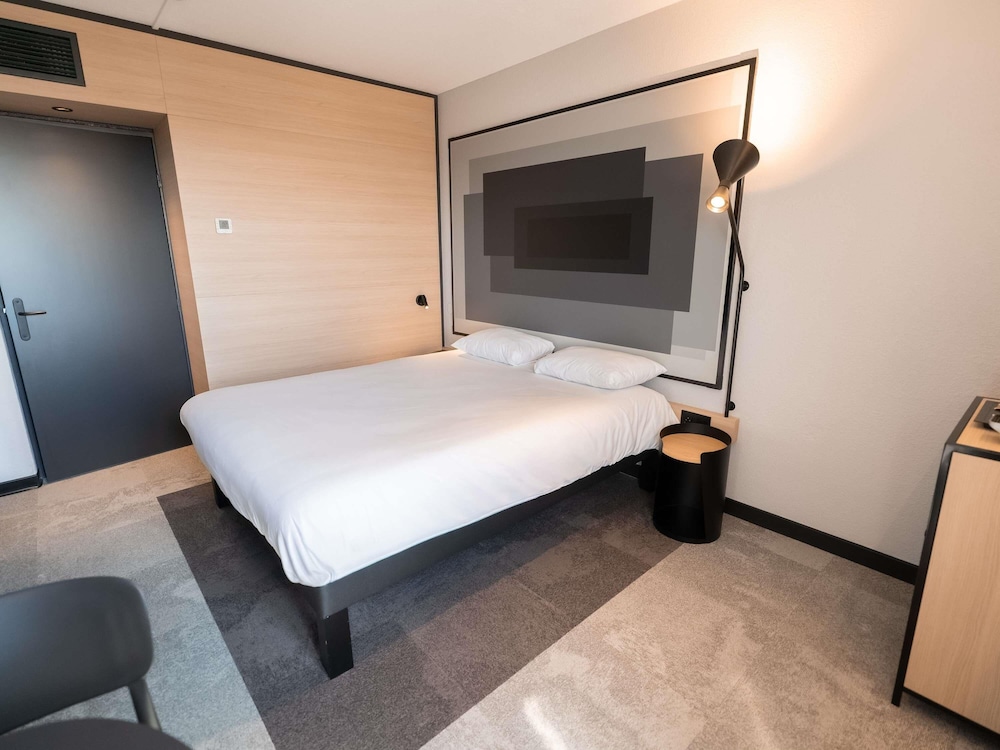Habitación Estándar con cama doble y sofá del hotel Ibis Beziers East Mediterranee. Foto 4