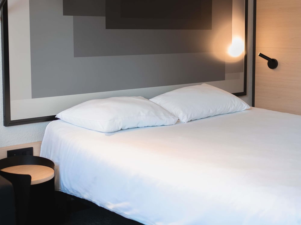 Habitación Estándar con cama doble y sofá del hotel Ibis Beziers East Mediterranee. Foto 6