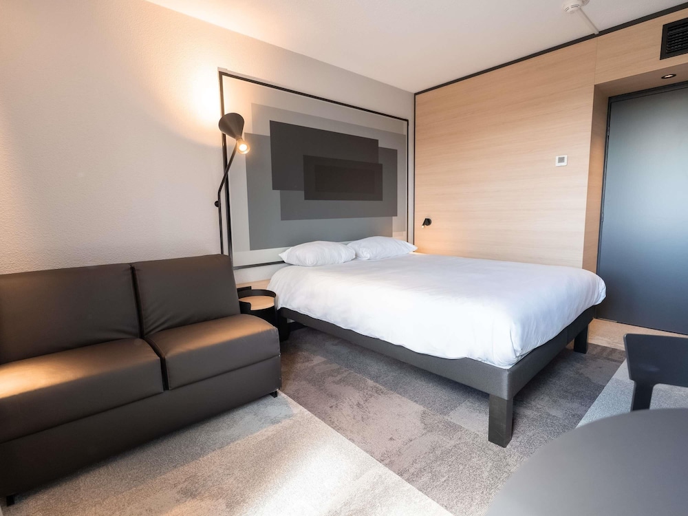 Habitación Estándar con cama doble y sofá del hotel Ibis Beziers East Mediterranee. Foto 9