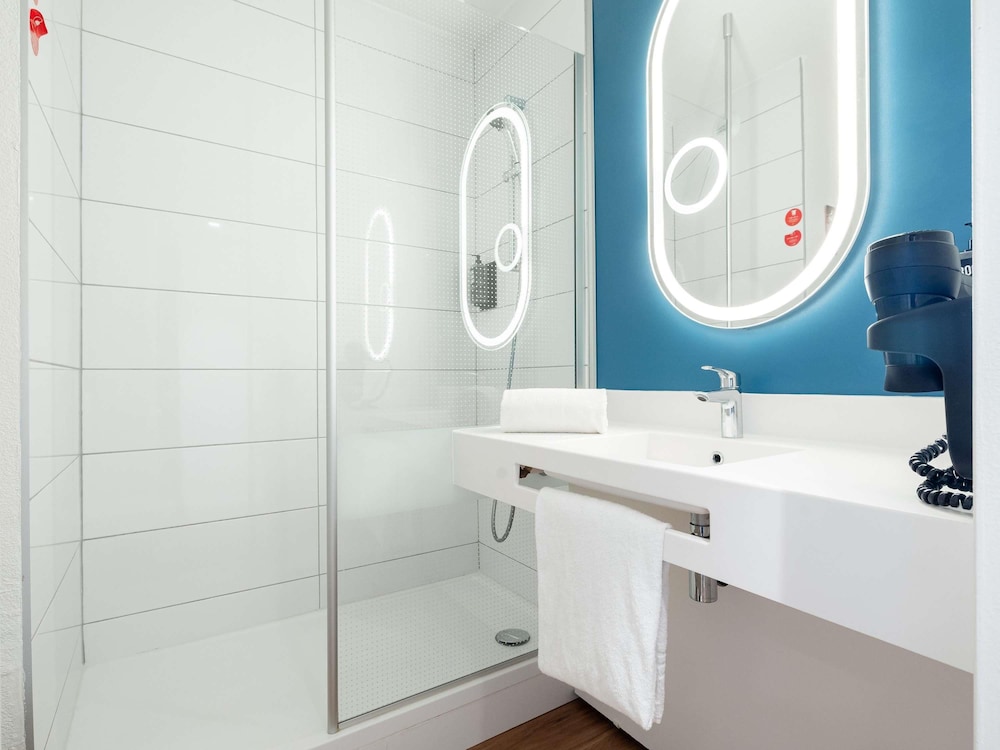 Habitación estándar con camas individuales del hotel Ibis Beziers East Mediterranee. Foto 1