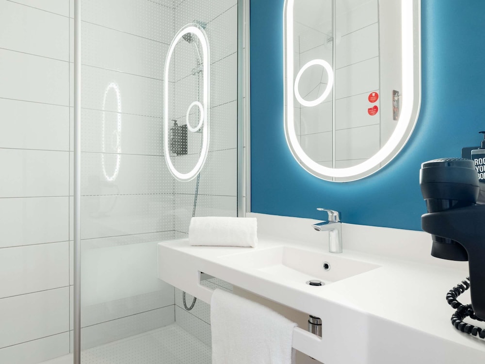 Habitación estándar con camas individuales del hotel Ibis Beziers East Mediterranee. Foto 4