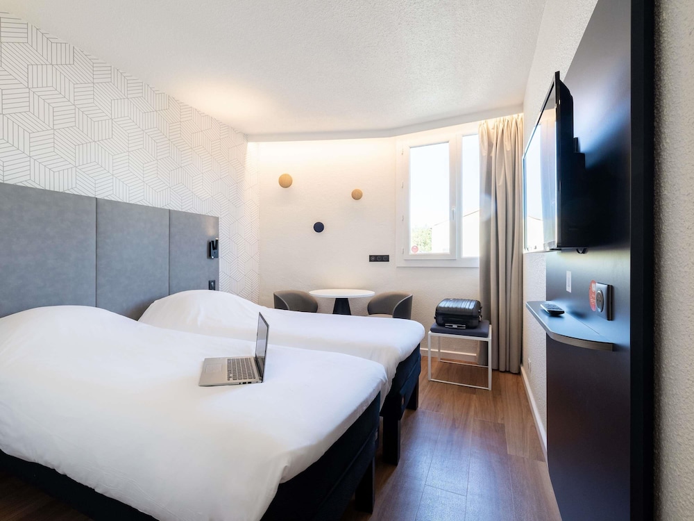 Habitación estándar con camas individuales del hotel Ibis Beziers East Mediterranee. Foto 2
