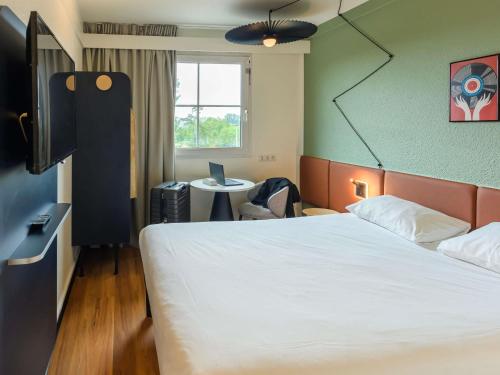 Habitación Doble Estándar del hotel Ibis Strasbourg Aéroport Le Zenith. Foto 1