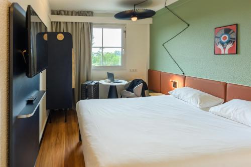 Habitación Doble Estándar del hotel Ibis Strasbourg Aéroport Le Zenith. Foto 7