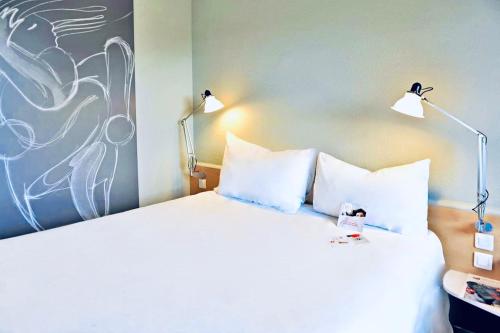 Habitación Doble Estándar del hotel Ibis Strasbourg Aéroport Le Zenith. Foto 8