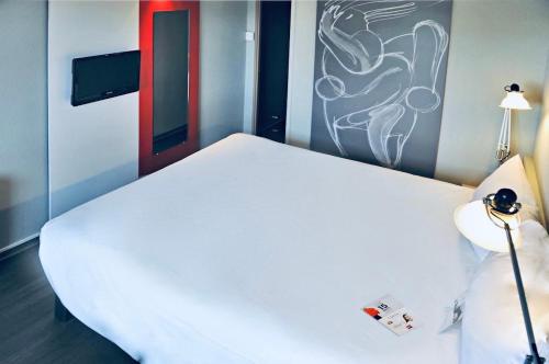 Habitación Doble Estándar del hotel Ibis Strasbourg Aéroport Le Zenith. Foto 12