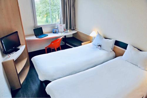 Habitación Doble Estándar - 2 camas del hotel Ibis Strasbourg Aéroport Le Zenith. Foto 2