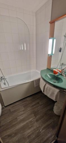Habitación Doble Estándar - 2 camas del hotel Ibis Strasbourg Aéroport Le Zenith. Foto 4