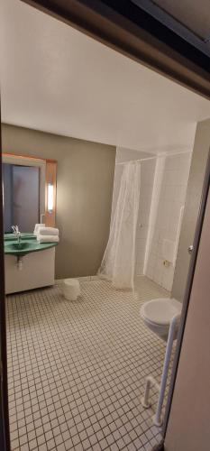 2 Habitaciones Dobles Contiguas del hotel Ibis Strasbourg Aéroport Le Zenith. Foto 4