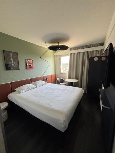 Habitación Estándar - 1 cama doble y 1 individual del hotel Ibis Strasbourg Aéroport Le Zenith. Foto 3