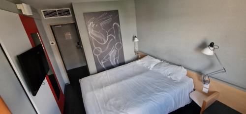 Habitación Estándar - 1 cama doble y 1 individual del hotel Ibis Strasbourg Aéroport Le Zenith. Foto 7
