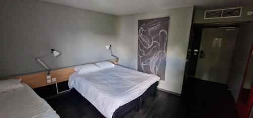 Habitación Estándar - 1 cama doble y 1 individual del hotel Ibis Strasbourg Aéroport Le Zenith. Foto 8