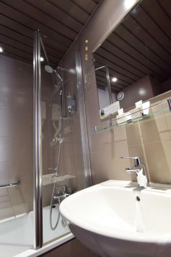 Habitación Doble - 2 camas del hotel Alyss Saphir Cambronne Eiffel. Foto 8