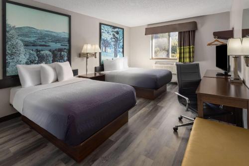 Habitación Doble Deluxe con 2 camas dobles - No fumadores del hotel Super 8 by Wyndham Latham - Albany Airport. Foto 5