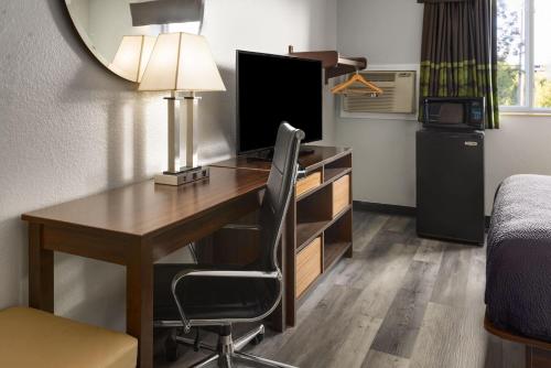 Habitación Doble Deluxe con 2 camas dobles - No fumadores del hotel Super 8 by Wyndham Latham - Albany Airport. Foto 7