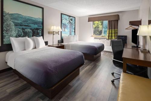 Habitación Doble Deluxe con 2 camas dobles - No fumadores del hotel Super 8 by Wyndham Latham - Albany Airport. Foto 8