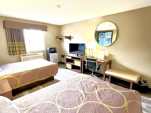 Habitación Doble Deluxe con 2 camas dobles - No fumadores del hotel Super 8 by Wyndham Latham - Albany Airport. Foto 12
