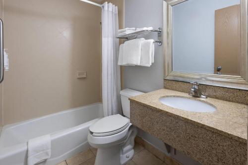 Habitación Doble Estándar - No fumadores del hotel Super 8 by Wyndham Latham - Albany Airport. Foto 5