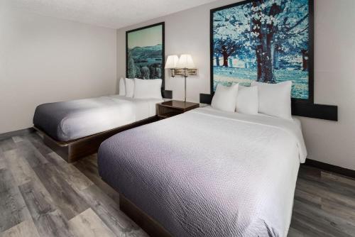 Habitación Doble Estándar para no fumadores - 2 camas dobles del hotel Super 8 by Wyndham Latham - Albany Airport. Foto 6