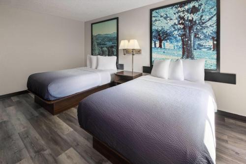 Habitación Doble Estándar para no fumadores - 2 camas dobles del hotel Super 8 by Wyndham Latham - Albany Airport. Foto 7