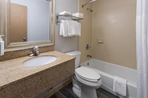 Habitación Doble Estándar para no fumadores - 2 camas dobles del hotel Super 8 by Wyndham Latham - Albany Airport. Foto 8