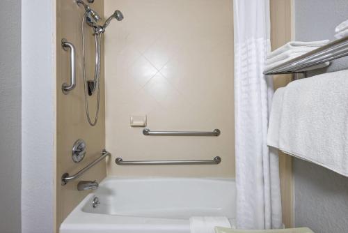 Habitación con cama grande y bañera - Adaptada para personas con movilidad reducida/discapacidad auditiva - No fumadores del hotel Super 8 by Wyndham Latham - Albany Airport. Foto 4